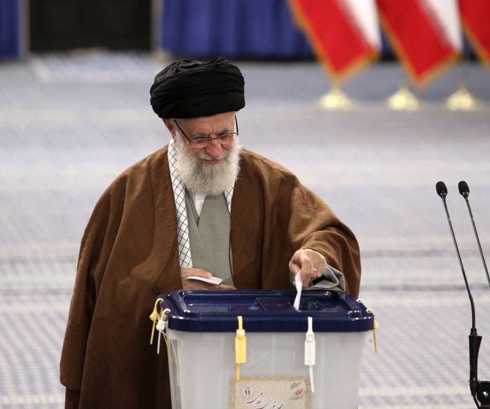 السيد خامنئي يدلي بصوته في انتخابات مجلس الشورى 2020 السيد خامنئي يدلي بصوته في انتخابات مجلس الشورى 2020