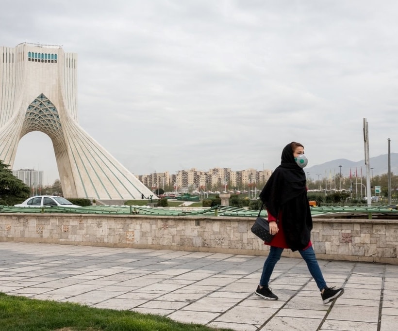 شابة إيرانية تسير في ساحة أزادي في طهران. شابة إيرانية تسير في ساحة أزادي في طهران.