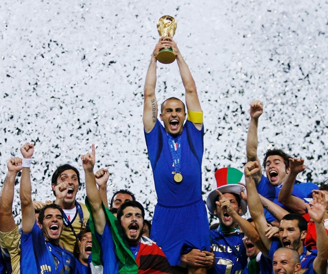 كانافارو رافعاً كأس العالم في ألمانيا 2006 (أرشيف) كانافارو رافعاً كأس العالم في ألمانيا 2006 (أرشيف)