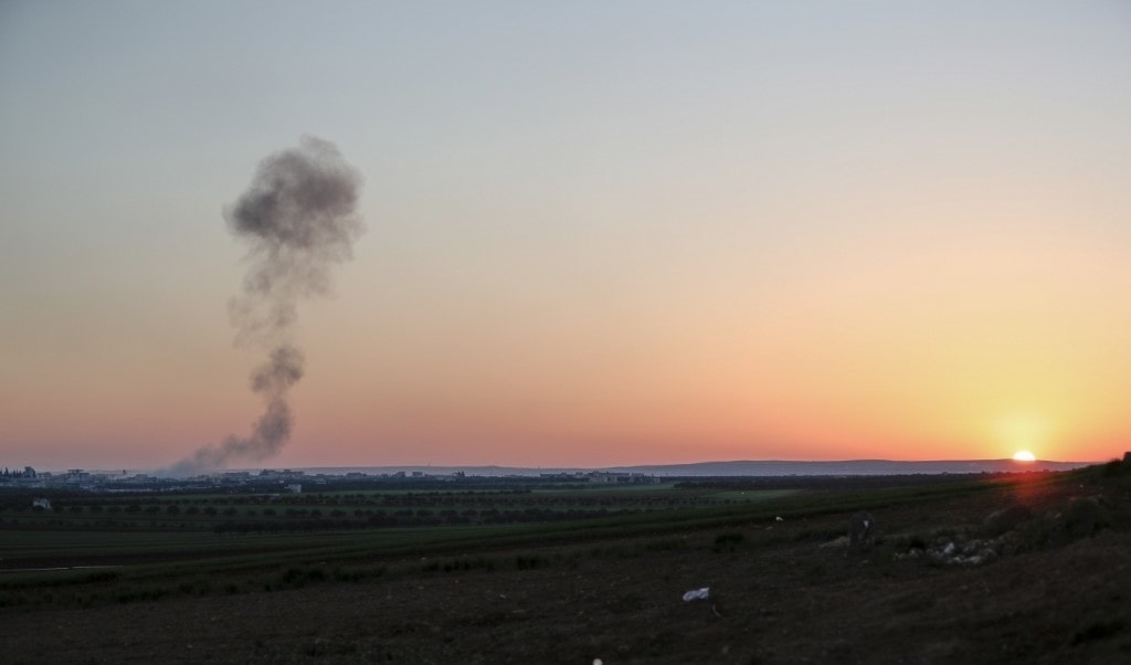 تصاعد الدخان بالقرب من مدينة سراقب التي استعادها الجيش السوري منذ يومين (أ.ف.ب)