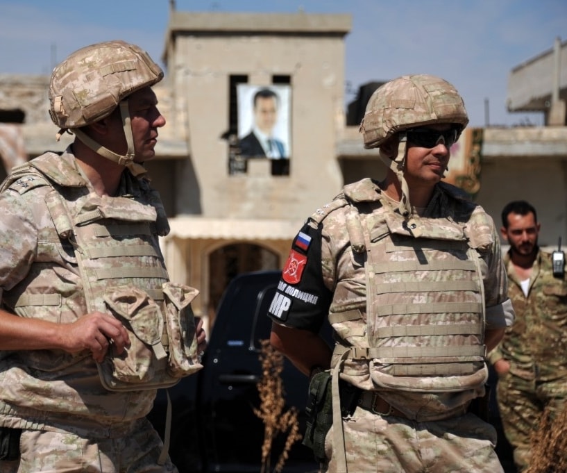 جنود روس في موقع للجيش السوري في ريف إدلب (أ ف ب) جنود روس في موقع للجيش السوري في ريف إدلب (أ ف ب)