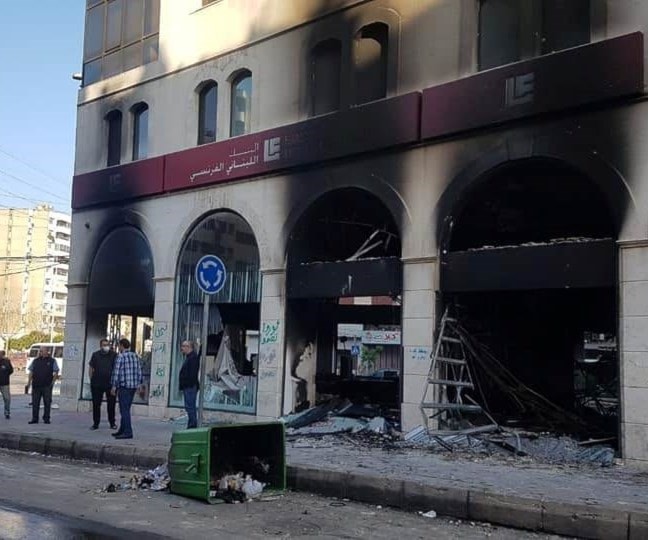 المحتجون على الوضع المعيشي وانهيار الليرة اللبنانية عمدوا إلى إحراق وتكسير بعض المصارف المحتجون على الوضع المعيشي وانهيار الليرة اللبنانية عمدوا إلى إحراق وتكسير بعض المصارف