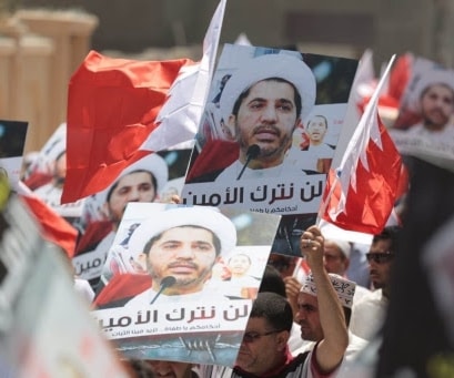 رفع صور الشيخ علي سلمان في تظاهرات (صورة أرشيفية) رفع صور الشيخ علي سلمان في تظاهرات (صورة أرشيفية)