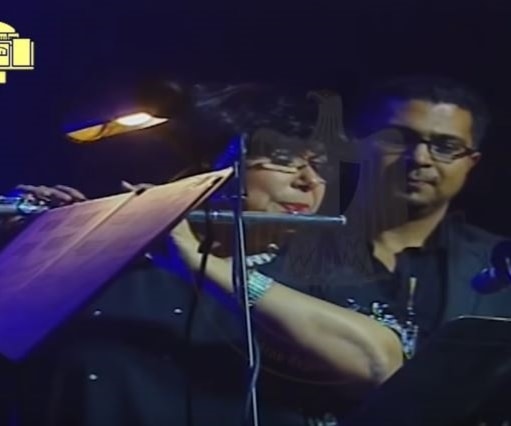 وزيرة الثقافة المصرية تعزف.. ومحمد منير يغنّي! وزيرة الثقافة المصرية تعزف.. ومحمد منير يغنّي!