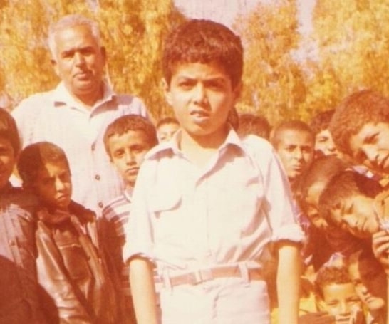 صورة الكاتب في مخيم اللاجئين في غزة صورة الكاتب في مخيم اللاجئين في غزة