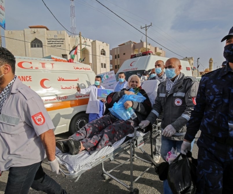 مسعفون فلسطينيون يرافقون إمرأة تغادر مركز مسقط الطبي في خان يونس (أ ف ب) مسعفون فلسطينيون يرافقون إمرأة تغادر مركز مسقط الطبي في خان يونس (أ ف ب)