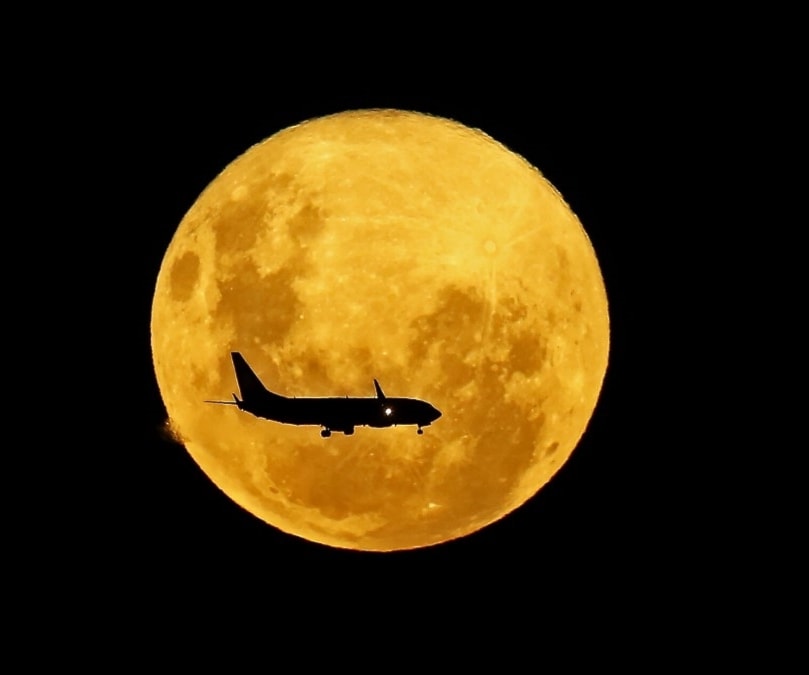 صورة التقطت في البرازيل لطائرة تمر بجانب القمر ليلاً (أ.ف.ب) صورة التقطت في البرازيل لطائرة تمر بجانب القمر ليلاً (أ.ف.ب)