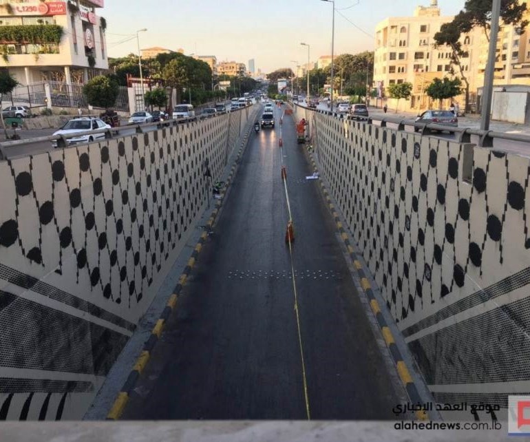 يتميز جدارـ الكوفية بمساحة العمل التي وصلت إلى 600 متر مربع على طول 108 متر مربع يتميز جدارـ الكوفية بمساحة العمل التي وصلت إلى 600 متر مربع على طول 108 متر مربع