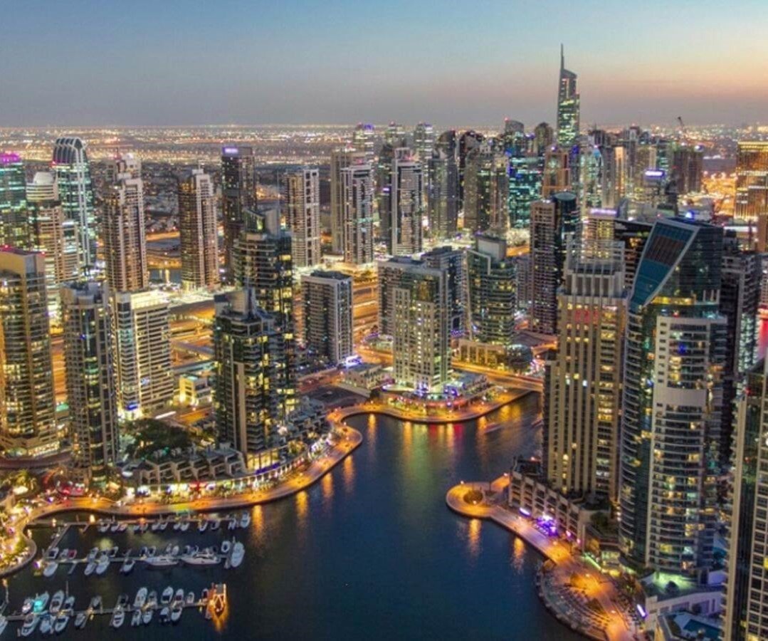 توقف شبه كامل لقطاعات حيوية مثل السياحة والطيران في الإمارات توقف شبه كامل لقطاعات حيوية مثل السياحة والطيران في الإمارات