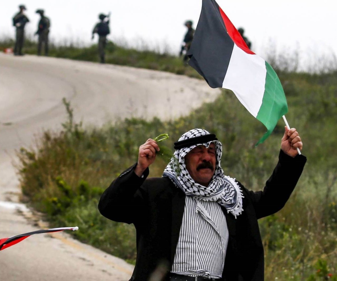 العالم منقسم.. والفلاح الفلسطيني ما زال يدافع عن أرضه العالم منقسم.. والفلاح الفلسطيني ما زال يدافع عن أرضه