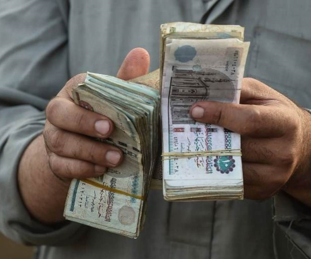 يتخوف أهل المال والاقتصاد في القاهرة من أن يكون ارتفاع الدولار بمثابة مؤشر لتعويم الجنيه يتخوف أهل المال والاقتصاد في القاهرة من أن يكون ارتفاع الدولار بمثابة مؤشر لتعويم الجنيه