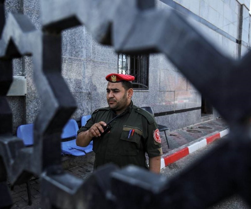 جندي من قوات الأمن الفلسطينية يقف على معبر رفح الحدودي مع مصر في جنوب قطاع غزة (أ ف ب). جندي من قوات الأمن الفلسطينية يقف على معبر رفح الحدودي مع مصر في جنوب قطاع غزة (أ ف ب).