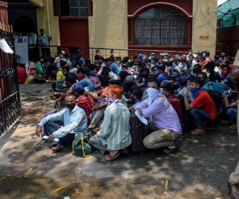 عمال هنود ينتظرون في محطة للشرطة بعد إغلاق البلاد. عمال هنود ينتظرون في محطة للشرطة بعد إغلاق البلاد.