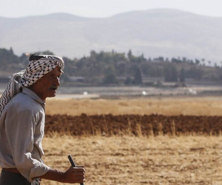 راعي فلسطيني يسير في منطقة عتوف بالقرب من مستوطنة باكوت في وادي الأردن (أ ف ب). راعي فلسطيني يسير في منطقة عتوف بالقرب من مستوطنة باكوت في وادي الأردن (أ ف ب).