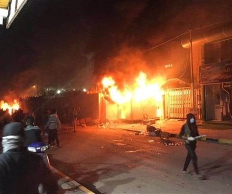 محتجون ينفذون أعمال تخريب وحرق لعدد من المحلات في وسط بروت بتمويل وتوجيه من الخارج محتجون ينفذون أعمال تخريب وحرق لعدد من المحلات في وسط بروت بتمويل وتوجيه من الخارج