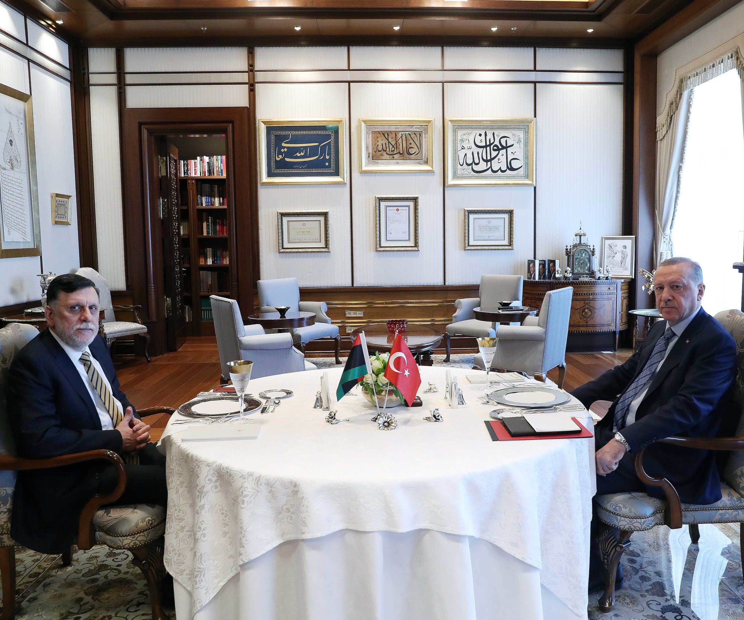 السراج يلتقي إردوغان.. المعركة ضد حفتر مستمرة السراج يلتقي إردوغان.. المعركة ضد حفتر مستمرة