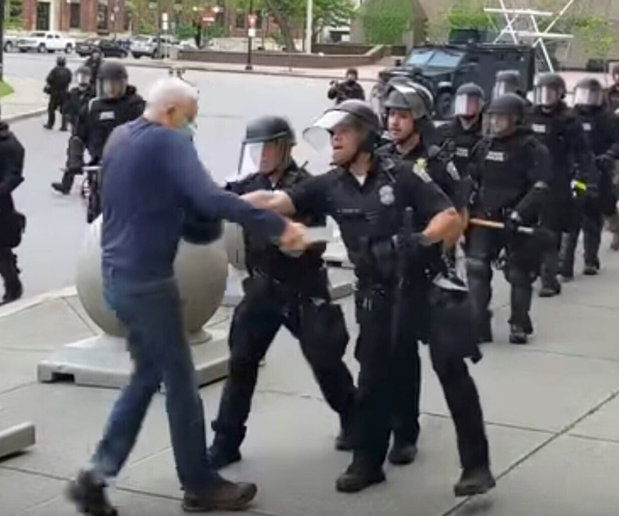 استقالة 57 عنصرا من فرقة مكافحة الشغب في بافالو بولاية نيويورك استنكارا لتوقيف 2 من زملائهم استقالة 57 عنصرا من فرقة مكافحة الشغب في بافالو بولاية نيويورك استنكارا لتوقيف 2 من زملائهم