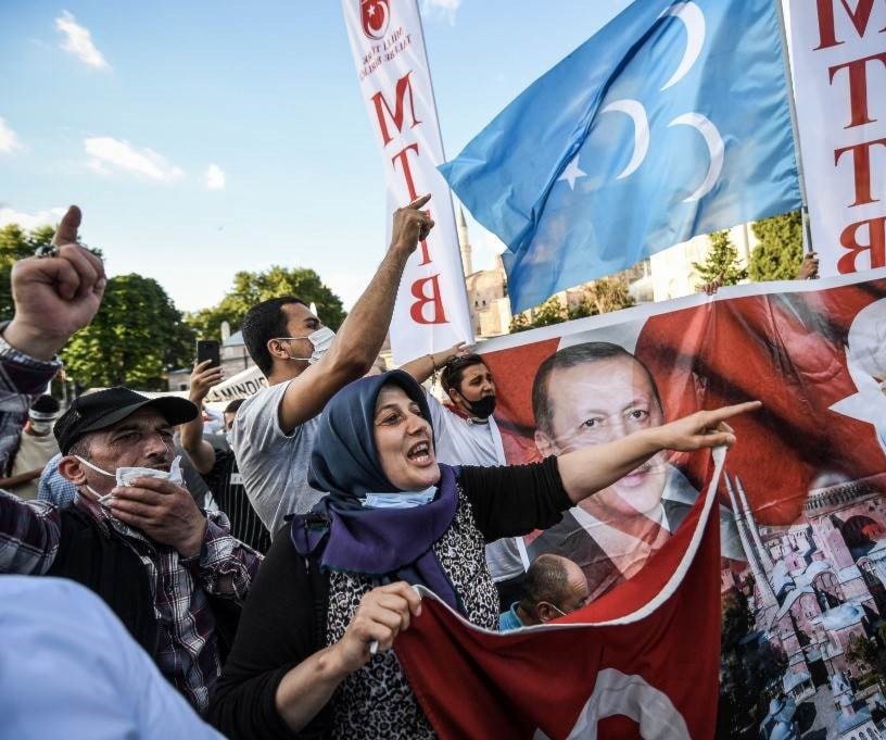 مجموعة من مؤيدي إردوغان قرب متحف آيا صوفيا (أ ف ب) مجموعة من مؤيدي إردوغان قرب متحف آيا صوفيا (أ ف ب)