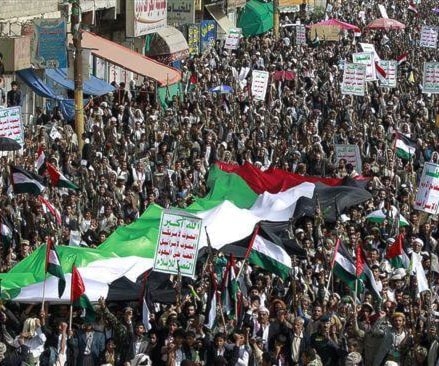 من تظاهرة يمنية دعماً للقضية الفلسطينية من تظاهرة يمنية دعماً للقضية الفلسطينية
