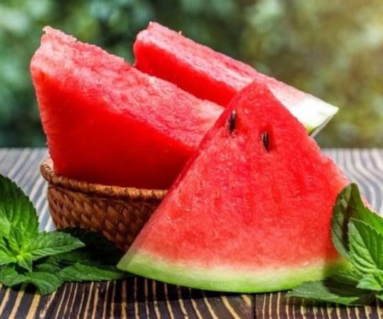 البطيخ يحتوي على نسبة عالية من الماء الذي يمد الجسم بالرطوبة في ظل الطقس الحار البطيخ يحتوي على نسبة عالية من الماء الذي يمد الجسم بالرطوبة في ظل الطقس الحار