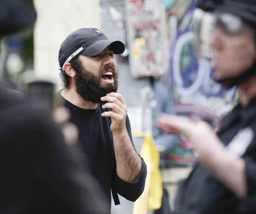 متظاهر يصرخ بوجه الشرطة في سياتل بعد أن قامت الشرطة بفض احتجاج الكابيتول هيل (أ ف ب). متظاهر يصرخ بوجه الشرطة في سياتل بعد أن قامت الشرطة بفض احتجاج الكابيتول هيل (أ ف ب).