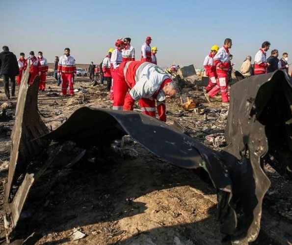 أصيبت الطائرة من طراز "بوينغ 737" بصاروخين وتحطمت بعيد إقلاعها من مطار طهران في 8 كانون الثاني/يناير أصيبت الطائرة من طراز "بوينغ 737" بصاروخين وتحطمت بعيد إقلاعها من مطار طهران في 8 كانون الثاني/يناير