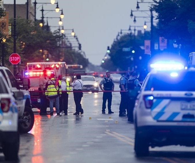 إصابة 14 شخصاً بجروح في تبادل لإطلاق النار خلال جنازة في شيكاغو إصابة 14 شخصاً بجروح في تبادل لإطلاق النار خلال جنازة في شيكاغو