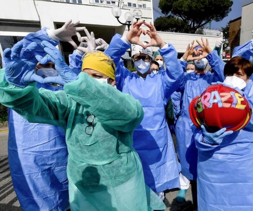 الطاقم الطبي في مستشفى في نابولي يظهرون تقديرهم لدعم المجتمع لهم. الطاقم الطبي في مستشفى في نابولي يظهرون تقديرهم لدعم المجتمع لهم.
