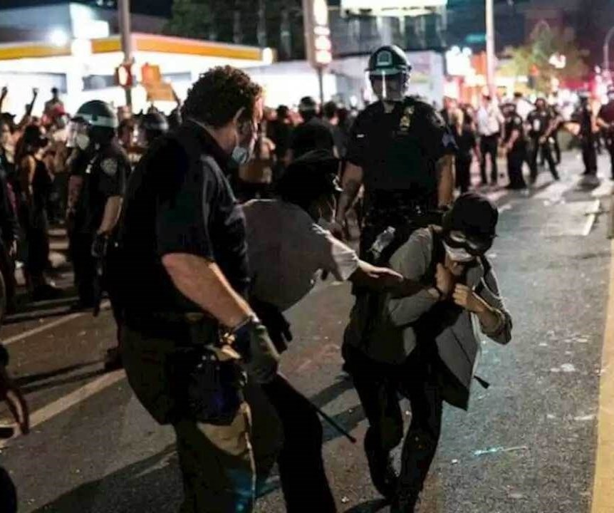 الشرطة الفيدرالية الأميركية واجهت الاحتجاجات في بورتلاند بالقمع والعنف والاعتقالات الشرطة الفيدرالية الأميركية واجهت الاحتجاجات في بورتلاند بالقمع والعنف والاعتقالات