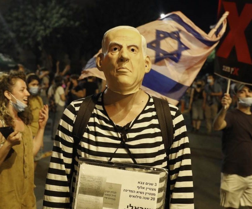 متظاهر يرتدي قناع بنيامين نتنياهو في المظاهرات ضده في القدس المحتلة يوم 30 يوليو 2020 (أ.ف.ب) متظاهر يرتدي قناع بنيامين نتنياهو في المظاهرات ضده في القدس المحتلة يوم 30 يوليو 2020 (أ.ف.ب)