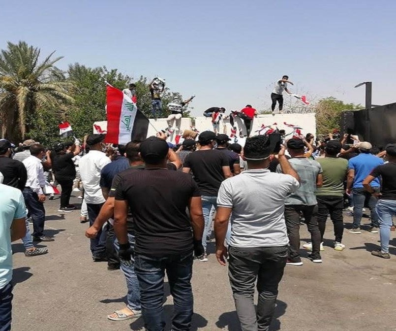 نجحت قوات الأمن العراقية في منع المتظاهرين من اقتحام البوابة الرئيسة للمنطقة الخضراء نجحت قوات الأمن العراقية في منع المتظاهرين من اقتحام البوابة الرئيسة للمنطقة الخضراء