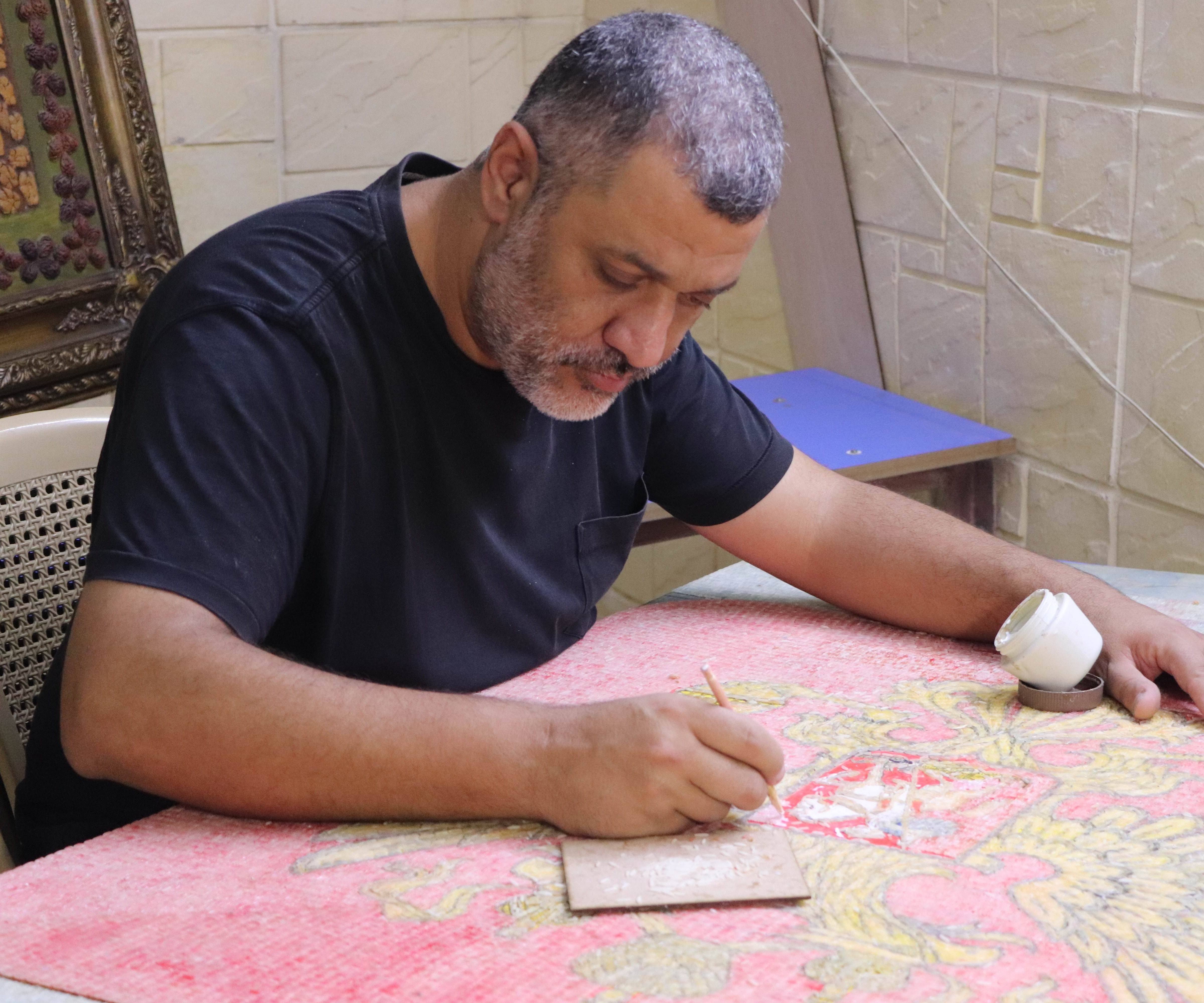 صافي أحمد يتحدى الإحباط ويحوّل الأرزّ إلى لوحات فنية صافي أحمد يتحدى الإحباط ويحوّل الأرزّ إلى لوحات فنية