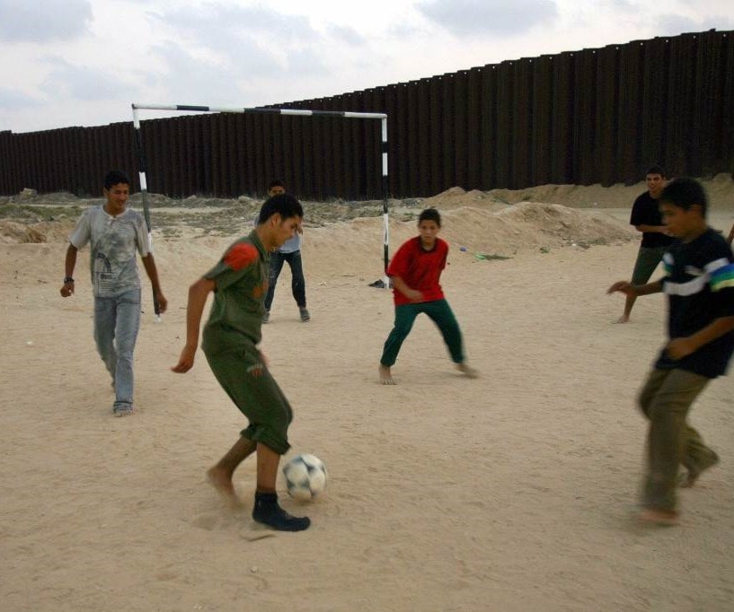 أطفالٌ فلسطينيون يلعبون الكرة على ملعب رمليّ في رفح (أ ف ب) أطفالٌ فلسطينيون يلعبون الكرة على ملعب رمليّ في رفح (أ ف ب)