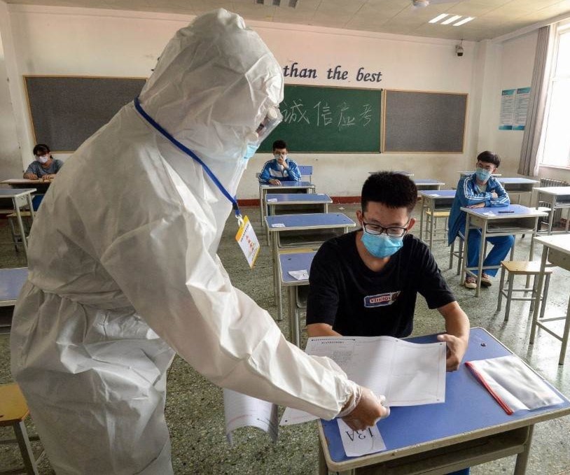 موظف يقوم بتوزيع الأوراق على الطلاب أثناء إجرائهم امتحان الدخول للجامعة الوطنية (أ ف ب) موظف يقوم بتوزيع الأوراق على الطلاب أثناء إجرائهم امتحان الدخول للجامعة الوطنية (أ ف ب)
