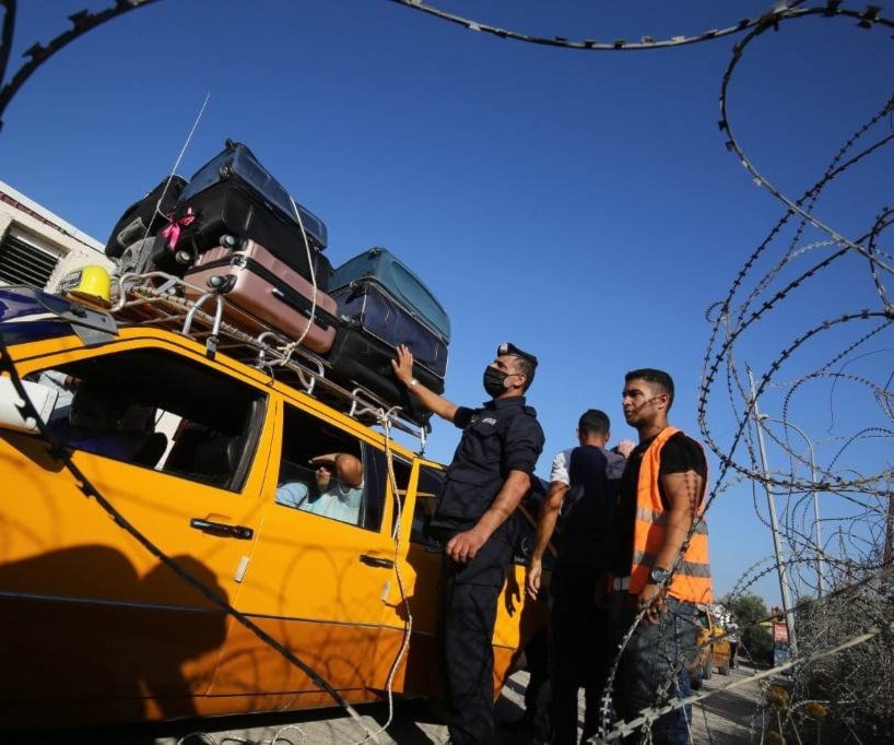 فلسطينيون ينتظرون العبور إلى الجانب المصري من معبر رفح الحدودي بعد فتحه اليوم استثنائياً (أ.ف.ب) فلسطينيون ينتظرون العبور إلى الجانب المصري من معبر رفح الحدودي بعد فتحه اليوم استثنائياً (أ.ف.ب)
