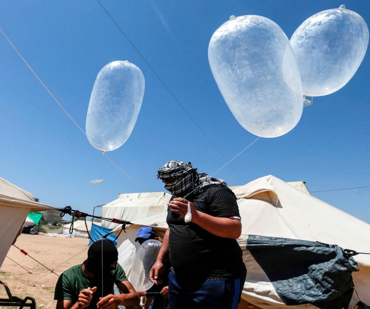 البالونات الحارقة تعبير عن حالة شعبية رافضة لاستمرار الحصار الإسرائيلي على سكّان قطاع غزة البالونات الحارقة تعبير عن حالة شعبية رافضة لاستمرار الحصار الإسرائيلي على سكّان قطاع غزة