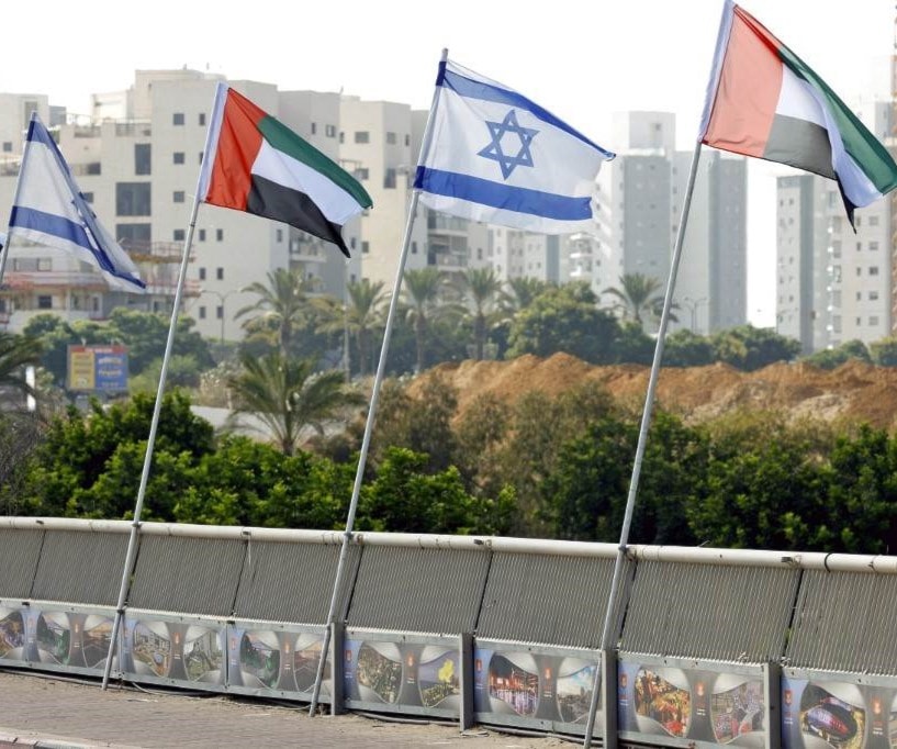 العلمان الإسرائيلي والإماراتي يصطفان على طريق في "نتانيا" داخل الأراضي المحتلة يوم 16 أغسطس 2020 (أ.ف.ب) العلمان الإسرائيلي والإماراتي يصطفان على طريق في "نتانيا" داخل الأراضي المحتلة يوم 16 أغسطس 2020 (أ.ف.ب)