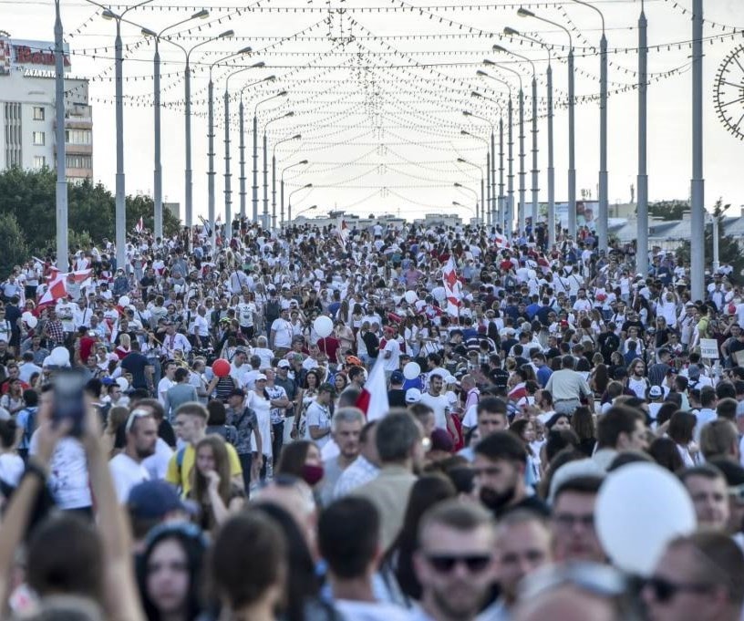 محتجون في بيلاروسيا بوسط مينسك في 16 آب/ أغسطس 2020 (أ ف ب - أرشيف) محتجون في بيلاروسيا بوسط مينسك في 16 آب/ أغسطس 2020 (أ ف ب - أرشيف)