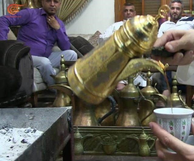 يحتفظ السكان في الحسكة كغيرهم من المناطق ذات الطابع العشائري والبدوي بطقوس خاصة بتقديم القهوة يحتفظ السكان في الحسكة كغيرهم من المناطق ذات الطابع العشائري والبدوي بطقوس خاصة بتقديم القهوة