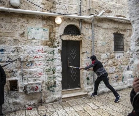 الجيش الإسرائيلي يجبر عائلة على مغادرة منزلها في شارع الدرويش في القدس. الجيش الإسرائيلي يجبر عائلة على مغادرة منزلها في شارع الدرويش في القدس.