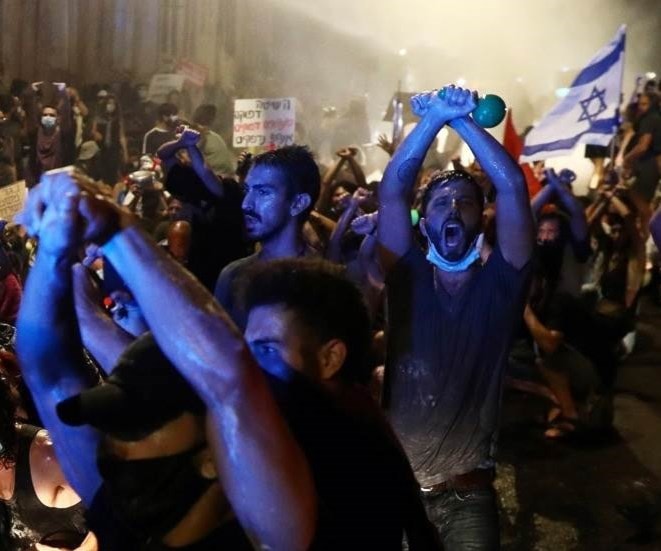 صورة من التظاهرات أمام منزل نتنياهو في القدس صورة من التظاهرات أمام منزل نتنياهو في القدس