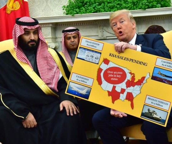 ترامب يحمل مخططاً لمبيعات الأجهزة العسكرية أثناء لقائه مع ولي العهد السعودي الأمير محمد بن سلمان في البيت الأبيض في 20 أذار/ مارس 2018 ترامب يحمل مخططاً لمبيعات الأجهزة العسكرية أثناء لقائه مع ولي العهد السعودي الأمير محمد بن سلمان في البيت الأبيض في 20 أذار/ مارس 2018