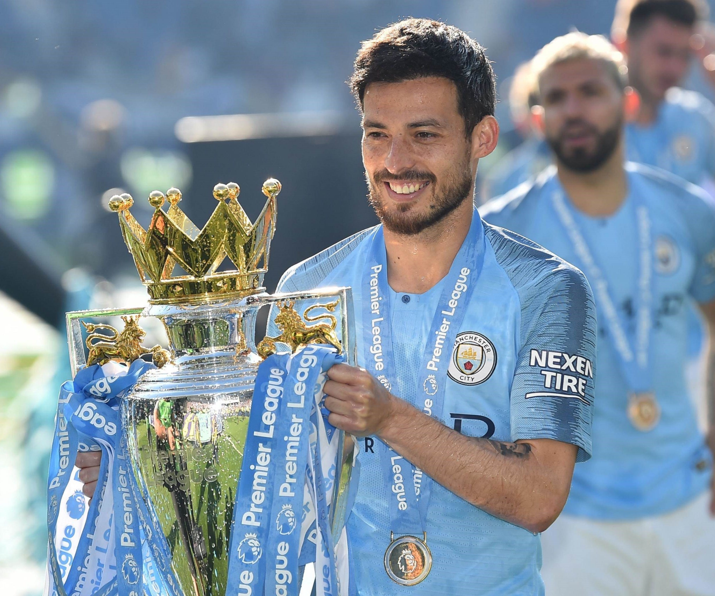 ديفيد سيلفا مع كأس الدوري الإنكليزي الممتاز (أرشيف) ديفيد سيلفا مع كأس الدوري الإنكليزي الممتاز (أرشيف)