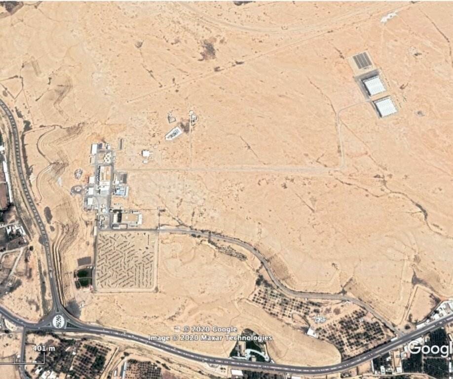صورة تم التقاطها في 27 أيار / مايو 2020 تظهر، أعلى اليمين، مبنيين مربعين يعتقد بعض المحللين أنهما منشأة نووية سعودية. صورة تم التقاطها في 27 أيار / مايو 2020 تظهر، أعلى اليمين، مبنيين مربعين يعتقد بعض المحللين أنهما منشأة نووية سعودية.