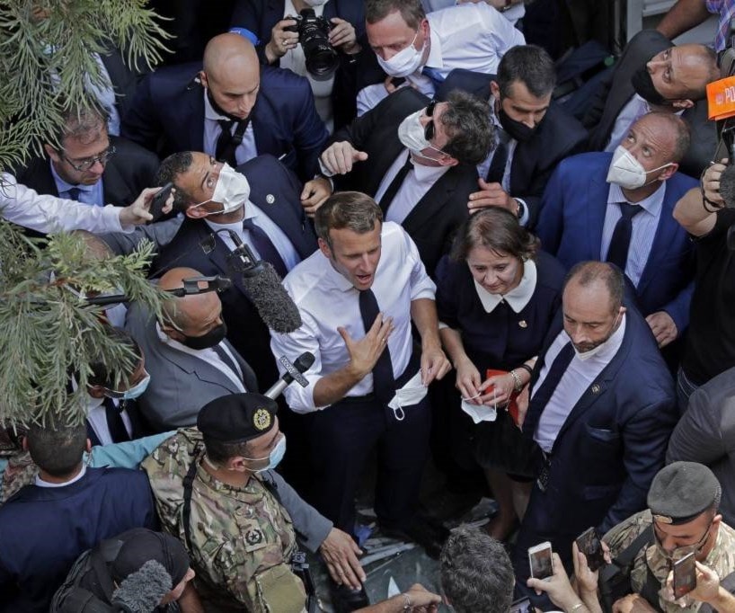 ماكرون خلال زيارته إلى لبنان بعد الإنفجار الذي وقع في بيروت (أ ف ب). ماكرون خلال زيارته إلى لبنان بعد الإنفجار الذي وقع في بيروت (أ ف ب).
