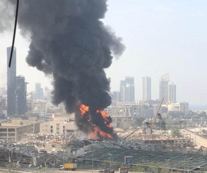 حريق مرفأ بيروت اليوم فيما يظهر دمار انفجار 3 آب/أغسطس 2020 في الصورة حريق مرفأ بيروت اليوم فيما يظهر دمار انفجار 3 آب/أغسطس 2020 في الصورة