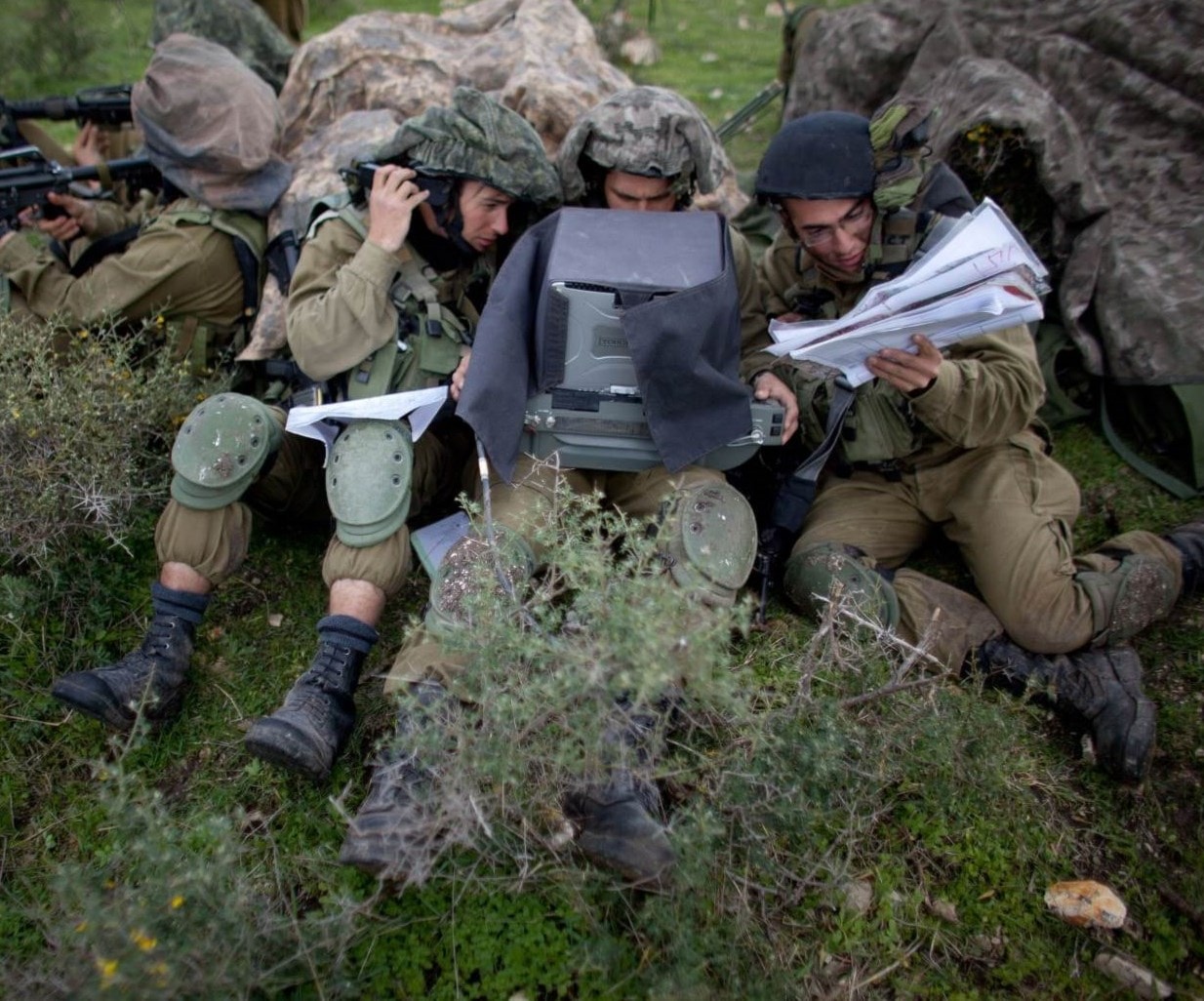 جنود إسرائيليون على الحدود اللبنانية الفلسطينية المحتلة جنود إسرائيليون على الحدود اللبنانية الفلسطينية المحتلة