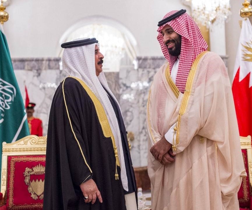 ملك البحرين حمد بن عيسى آل خليفة يستقبل محمد بن سلمان في المنامة عام 2018 (أ ف ب). ملك البحرين حمد بن عيسى آل خليفة يستقبل محمد بن سلمان في المنامة عام 2018 (أ ف ب).