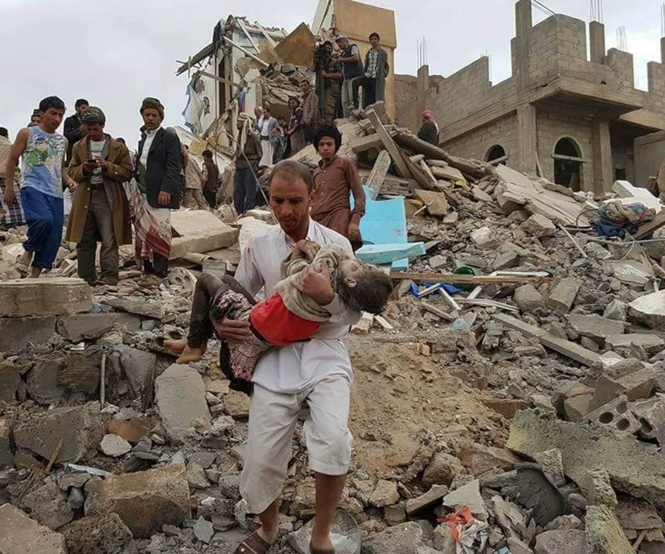 قوات التحالف السعودي ترتكب آلاف المجازر يومياً بحق الشعب اليمني قوات التحالف السعودي ترتكب آلاف المجازر يومياً بحق الشعب اليمني