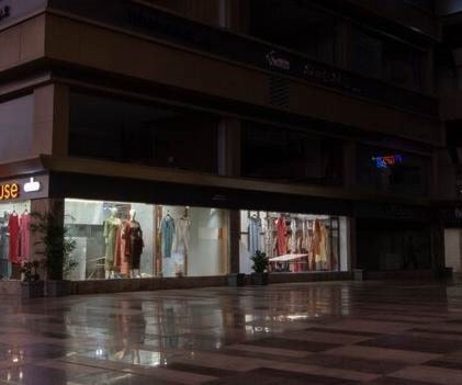 متجر في مدينة سورات الهندية حيث كان التعافي بطيء بعد رفع قيود الإغلاق. متجر في مدينة سورات الهندية حيث كان التعافي بطيء بعد رفع قيود الإغلاق.